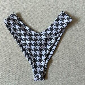 Skatie Mandi Bottom in Trestles - L